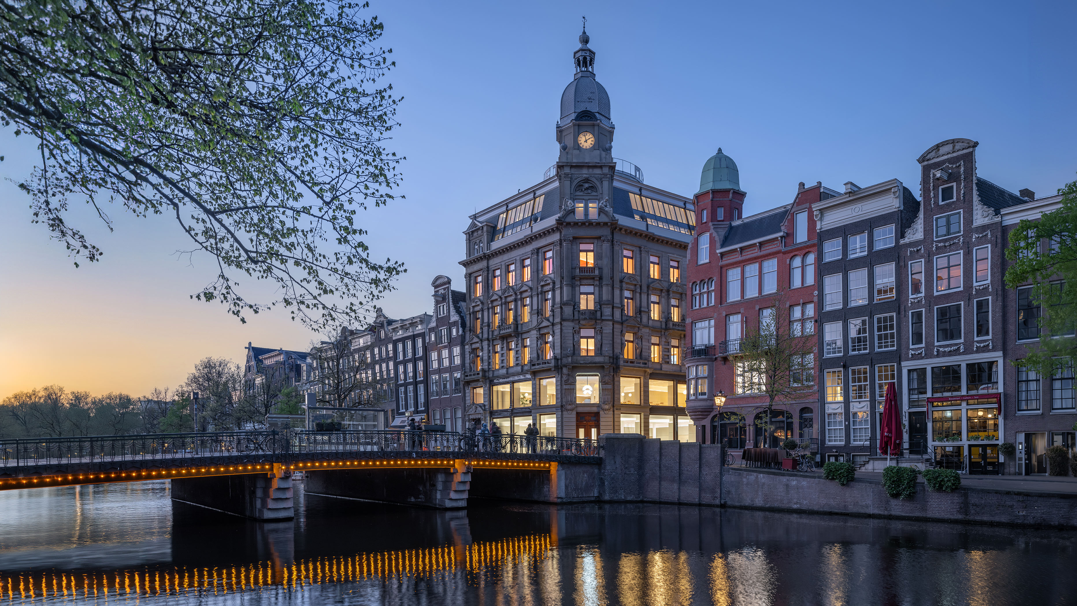 阿姆斯特丹运河旁的 NIO House Metz Building 外观